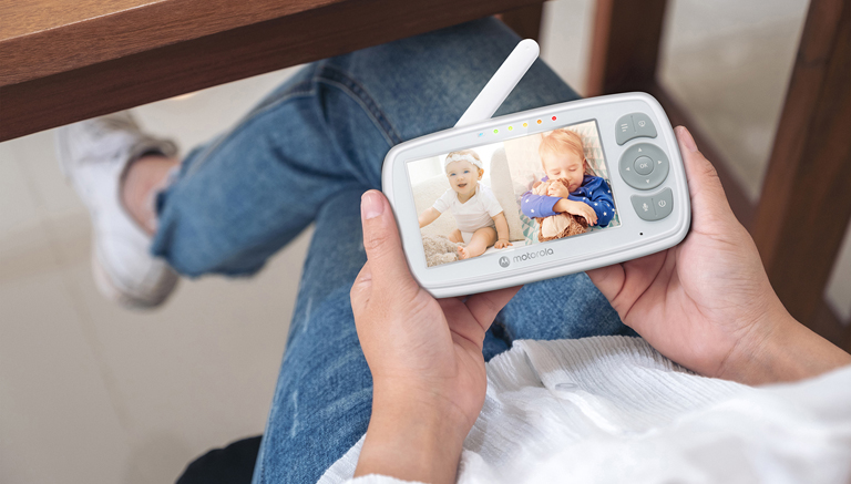 VM34-2 4.3 Inch Video Baby Monitor - 2 camera 4.3 inch Split screen with 2 way talk - Content image
