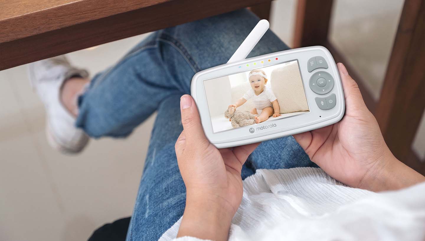 VM34 4.3 Inch Video Baby Monitor - 2 way monitor with room temperature - Content image