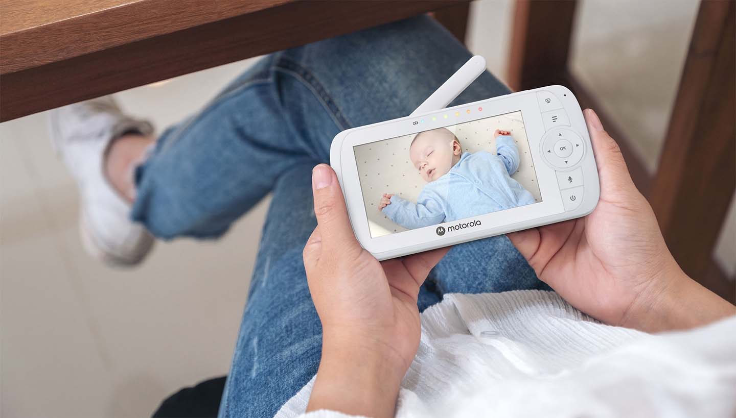 VM35 5 Inch Video Baby Monitor - 2 way monitor with room temperature - Content image
